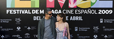 El director Lalo Garca, con Ingrid Rubio. | Efe