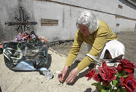 Liv, la pareja del hermano mayor del 'noruego perdido' deposita flores en la tumba.| Carlos Espeso