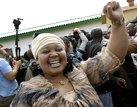 Ntuli, la tlima mujer de Zuma, levanta el puo en la ciudad de Kwanxamalala (Sudfrica). | AP