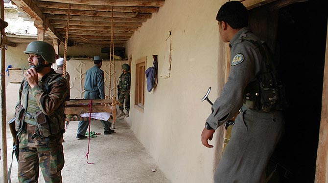 La polica y el ejrcito afganos, registrando la primera casa, a la bsqueda de armas y municin. | M. B.