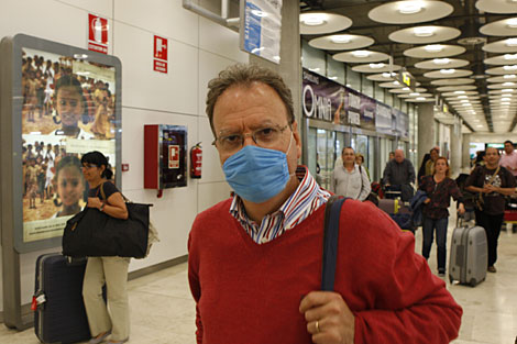 Un pasajero a su llegada al aeropuerto de Barajas.| Sergio González