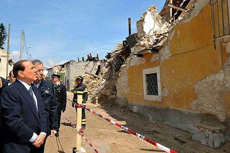 Berlusconi visita las zonas afectadas. | Foto: Reuters