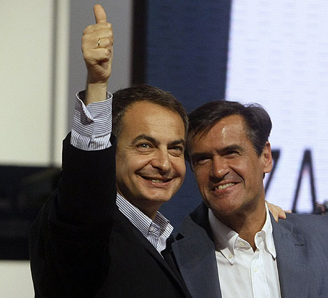 Jos Luis Rodrguez Zapatero, abraza a Juan Fernando Lpez Aguilar. | Reuters