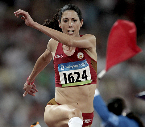 Carlota Castrejana realiza un triple salto durante los Juegos Olmpicos de Pekn en 2008. | Efe