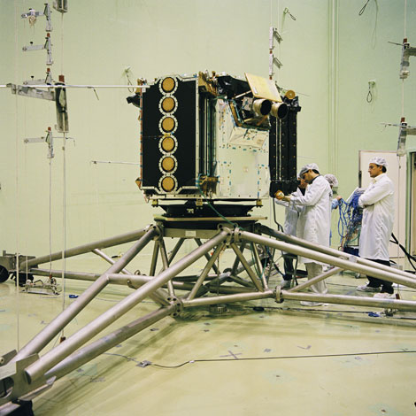 Investigadores de la ESA ultiman los preparativos del satlite 'SMOS'. | ESA