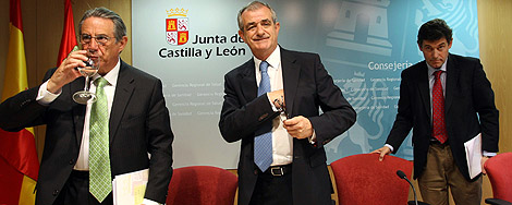 lvarez Guisasola (C) junto al virlogo del Centro Regional de la Gripe, Jos Mara Eyros (D) y el gerente Fontsar (I). | Ical