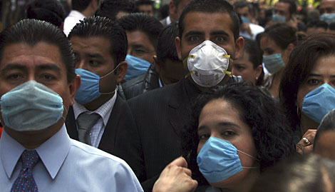Varias personas con mascarilla en Mxico DF. | Reuters