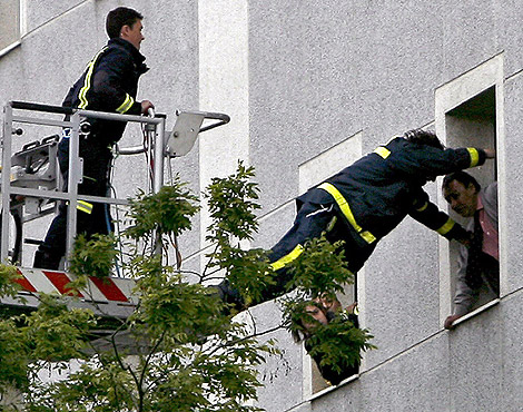 Momento en el que uno de los bomberos salta (Foto: Alberto Di Lolli)
