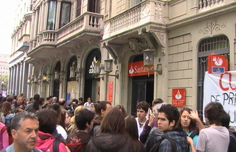 Medio centenar de alumnos ha logrado ocupar la sede del Santander