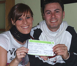 Miriam y su novio scar con el nuevo recibo de la hipoteca de 500 euros menos que el anterior.