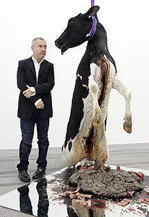 Hirst posa junto a una de sus obras ms polmicas. | AFP