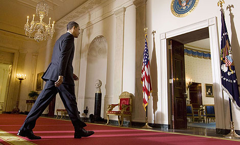 Obama cruza la 'Cross Hall' de la Casa Blanca tras una conferencia de prensa. | Reuters
