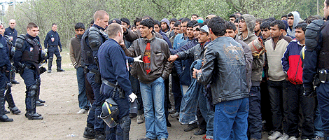 Policas antidisturbios se enfrentan a inmigrantes en Francia. | Efe