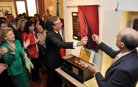 El embajador italiano descubre la placa conmemorativa del centenario. | Foto: Santiago