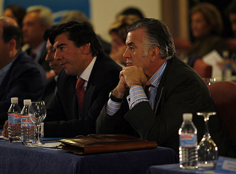 El tesorero del PP, Luis Brcenas (dcha.), en una reciente reunin de su partido celebrada en Sevilla. | Jess Morn