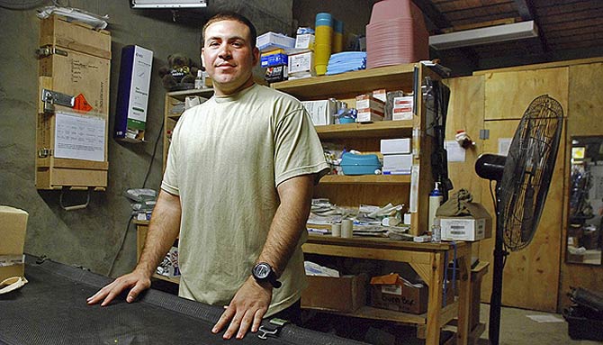 El mdico militar Martn Moreno, en el dispensario de la base. | M. Bernab