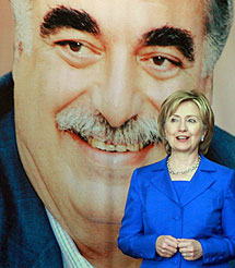 Clinton, ante un retrato de Hariri. | Efe