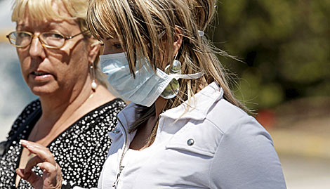 Una joven con mascarilla abandona el hospital de 'La Fe' en Valencia. | Efe
