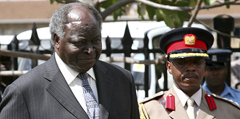 El presidente keniano, Mwai Kibaki (izq.), en un acto pblico en Nairobi. | Reuters