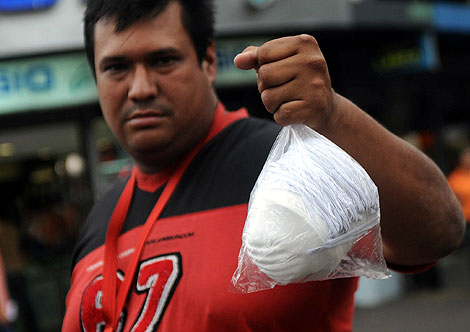 Un comerciante callejero, con una bolsa de mascarillas, en Mxico D.F. | Efe