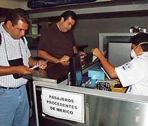 Dos viajeros, en el control de pasajeros del aeropuerto de Nicaragua. | Efe