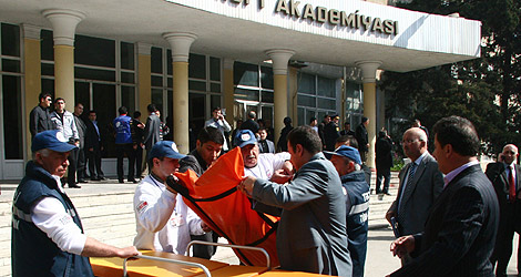 Sanitarios de Bak trasladan el cadver de uno de los fallecidos. | Afp