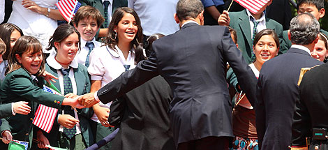 Obama saluda a unas nias durante su visita a Mxico DF. | Efe