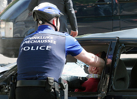 Un polica examina al conductor minutos despus del atentado. | Efe