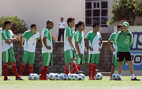 Jugadores de la seleccin mexicana de ftbol, durante un entrenamiento. | Efe