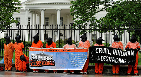Manifestantes a favor del cierre de Guantnamo, el mircoles frente a la Casa Blanca. | Reuters