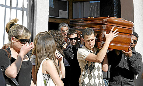 Amigos y familiares portan el fretro del joven asesinado en la Feria de Abril. | E. Lobato