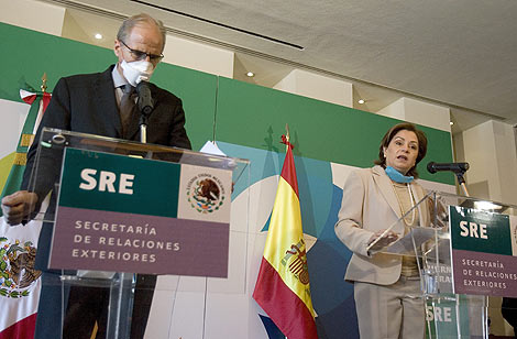 La canciller mexicana, Patricia Espinosa, y el embajador espaol Carmelo Angulo. | Efe