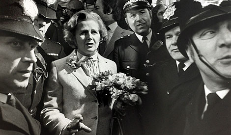 Thatcher, rodeada de miembros de las fuerzas de seguridad, tras votar en 1979. | Getty Images