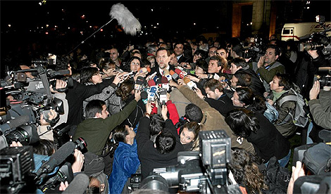 Los periodistas se amontonan alrededor de Mariano Rajoy. (Foto: Jaime Villanueva)