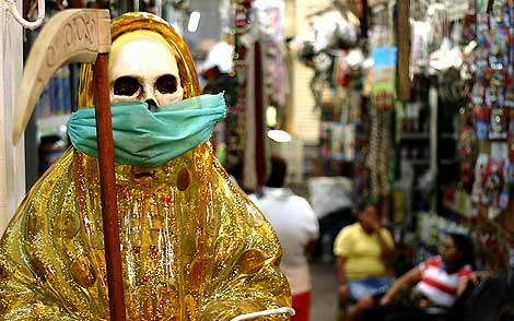 Imagen de la 'Santa Muerte' con mascarilla en Acapulco. | AFP