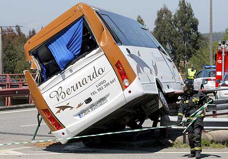 Un autocar de un equipo de voleibol femenino, accidentado en Lugo. | Efe