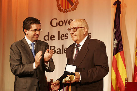 En 2006 recibi de manos del presidente Matas la Medalla de Oro de la Comunidad de las Islas Baleares. | Pep Vicens