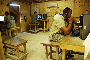 Soldados estadounidenses, en la sala de Internet de la base de Korengal. | M.B