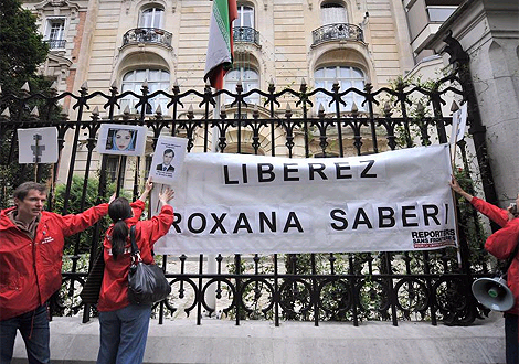 Miembros de RSF muestran su apoyo a Roxana Saberi frente a la embajada iran en Francia. (Foto: AFP)