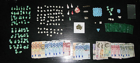 Imagen de la droga y el dinero incautados | Guardia Civil