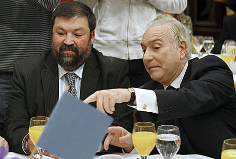 Carlos Dívar, a la derecha, junto al ministro de Justicia, Francisco Caamaño. | Efe