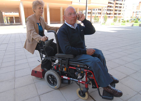 Mari Paz y Carmelo pasean en su silla de ruedas. | J. F. Gamazo