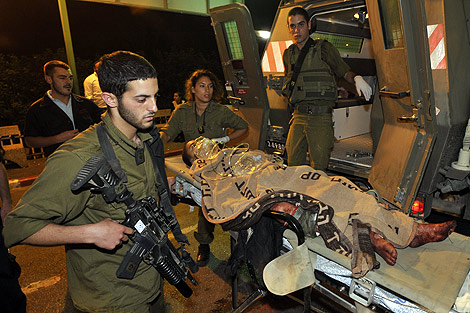 Un nio palestino tiroteado por soldados israeles herido es trasladado en ambulancia a un hospital de Ashkelon. | AFP