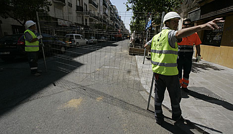 Obreros instalan las vallas en la calle Asuncin para las obras. | Esther Lobato