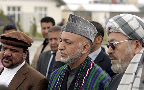 El presidente de Afganistn, Hamid Karzai (centro), el ex vicepresidente Mohammad Qasim Fahim (izq.) y el actual vicepresidente Karim Khalili (dcha.), tras presentar su candidatura en Kabul. |Efe