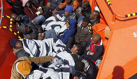 Inmigrantes interceptados en Tarifa (Cdiz) en una embarcacin de Salvamento Martimo. | Efe