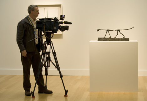 Un camargrafo frente a 'Le Chat', obra de Alberto Giacometti. | AFP