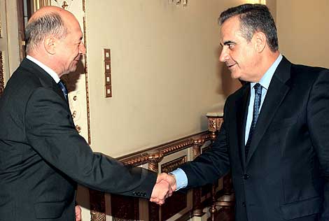 El ministro Celestino Corbacho (dcha.), saluda al presidente rumano Traian Basescu. | Efe