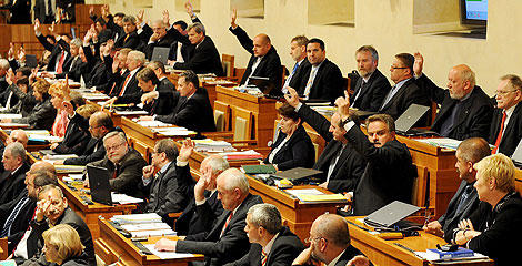 Varios senadores checos durante la votacin sobre la ratificacin del Tratado de Lisboa.| Efe