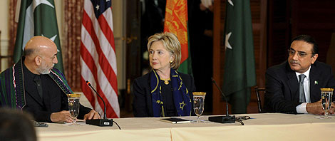 De izq. a dcha.: Karzai, Clinton y Zardari, en el Departamento de Estado. | Efe